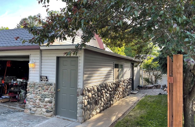 Cozy studio with AC and WiFi. Central for tourist sites in Oscoda. family of 4.