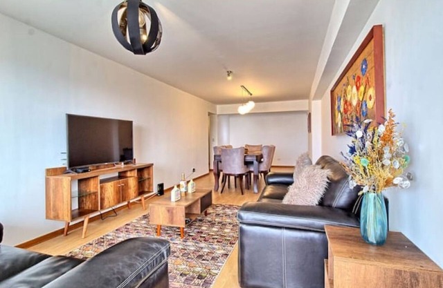 Cozy, stunning 3 BR Apartment