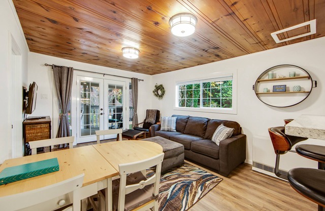 Cozy & Stylish Cottage w/Hot Tub, Free WiFi, Private Washer/Dryer, & Gas Grill