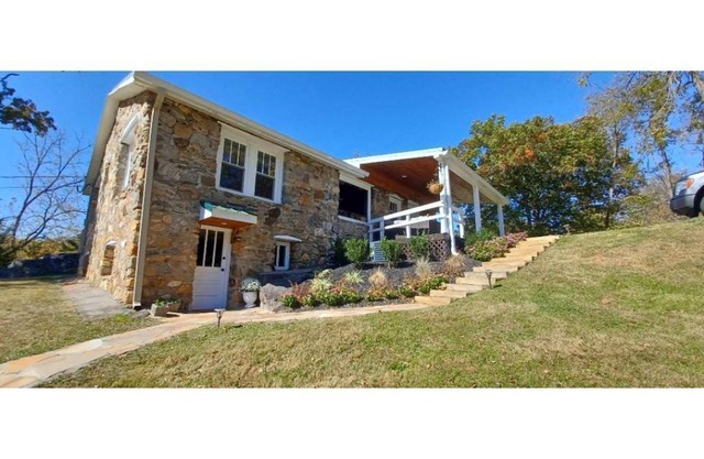 Cozy, stylish, country studio minutes from downtown Waynesville.