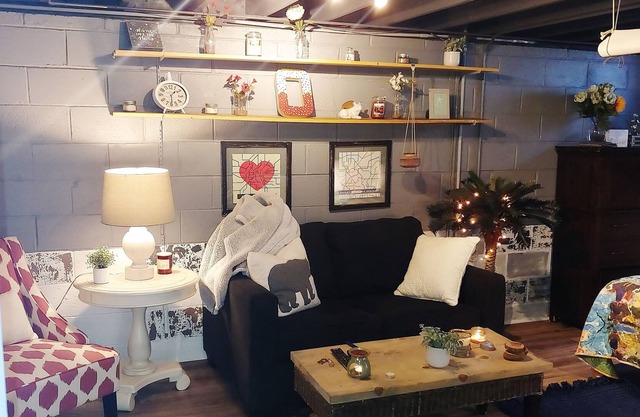 Cozy suite 3 rooms dog friendly with room to run, close to airport and downtown.