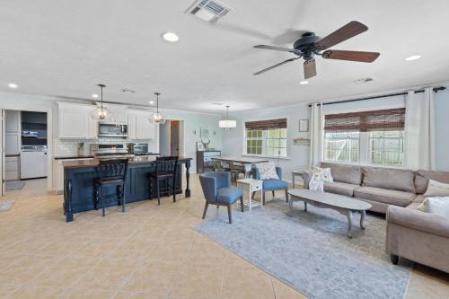 Cozy Sulphur Getaway, Pool and Basketball Court