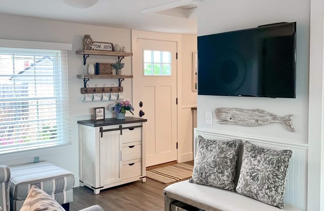 Cozy Summer Cottage Minutes from Narragansett Beaches