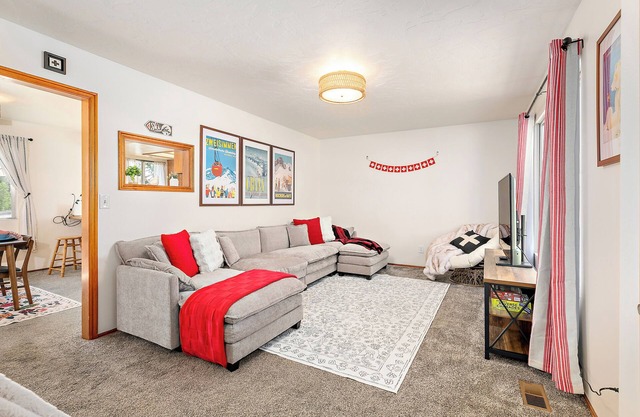 Cozy Swiss Chalet Steps from Main St- Sleeps 5