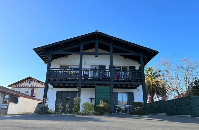 Cozy T1 bis in Cambo-les-Bains: Terrace, Private Parking, Pet Friendly, 10 Min to Town & Thermal Spa