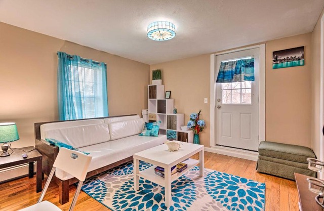 Cozy Third-Story Apartment in Dtwn Brockton!