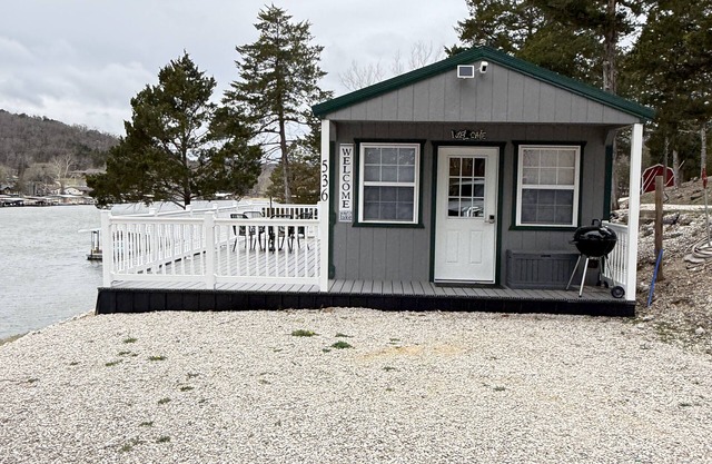 Cozy TINY HOUSE in a very quiet cove.