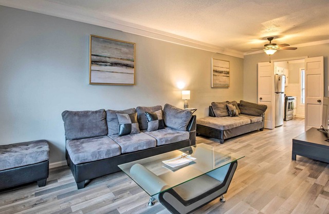 Cozy Townhome 13 Mi to Downtown Atlanta!