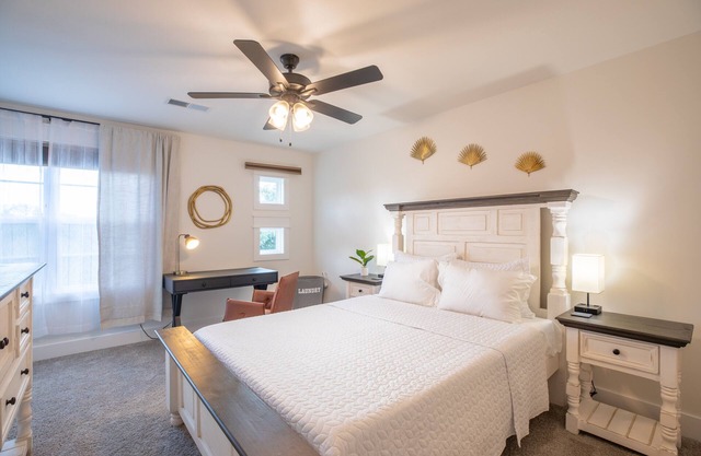 Cozy townhouse close to downtown, F&M Arena, APSU! Sleeps 8!