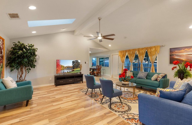 Cozy&Tranquil Heaven With KingSuite&Covered Patio&BigFencedYard, 5-Star-Location