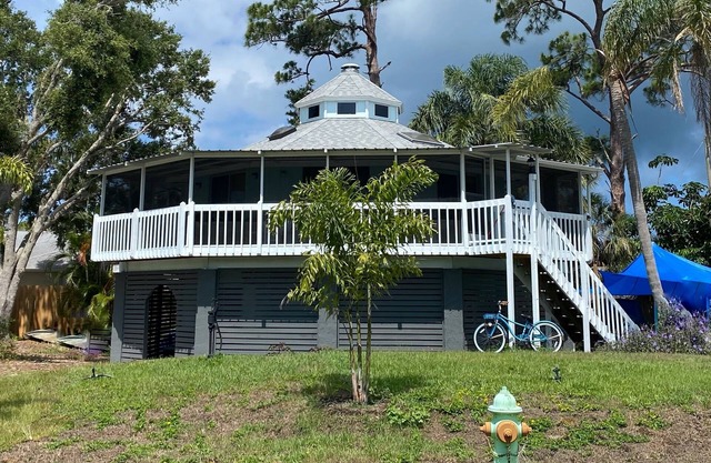 Cozy Treehouse-One-of a kind stay-only 5 minutes to beach. Beach gear included!