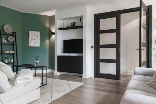 Cozy Two Bedroom Apartment near Cafes and Trams