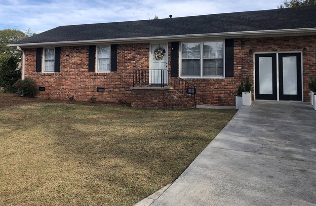 Cozy two bedroom home with convenient access to downtown Covington!