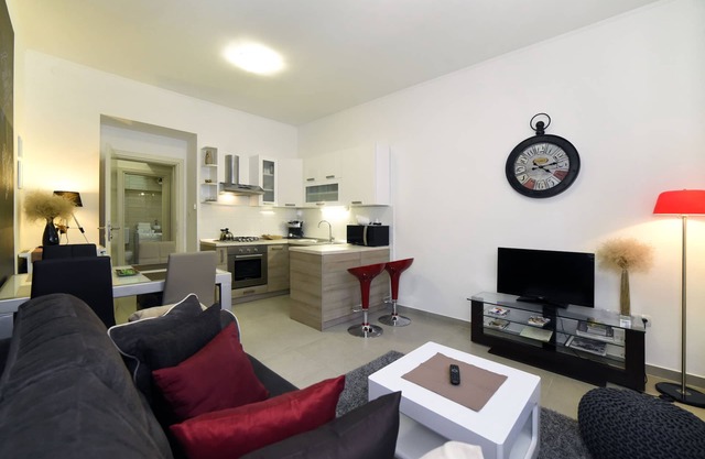 Cozy two bedrooms apartment in vivid neighborhood