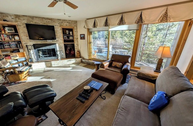 Cozy unit close enough to walk to the lift!