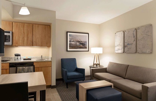 Cozy Up in University City: Full Kitchen, Near Art & Franklin Institute! Parking