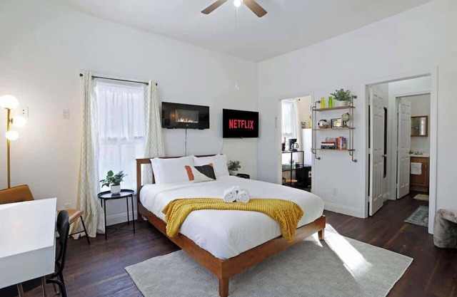 Cozy Upstairs Studio Near Downtown and the River