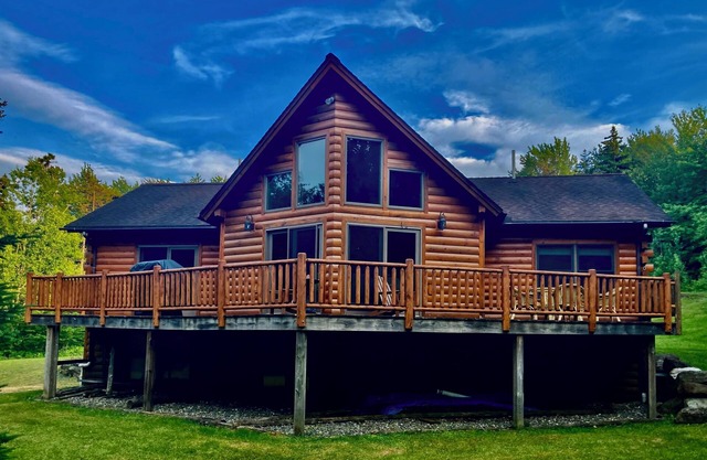 Cozy Vermont Log Cabin Chalet Only Minutes from Jay Peak