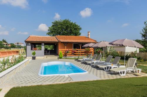 Cozy villa Sejdi with private pool in Pula