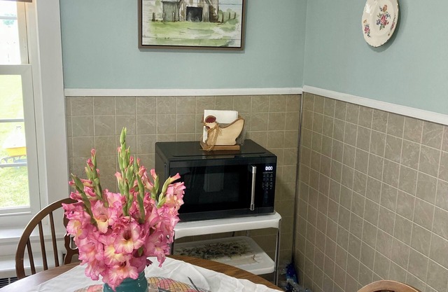 Cozy Vintage farmhouse in walking distance to Faylor Lake disc golf park.