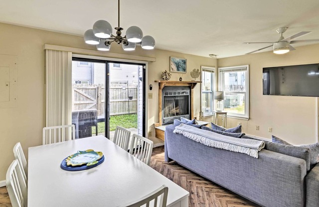 Cozy Virginia Beach Townhome ~ 6 Mi to Beach!