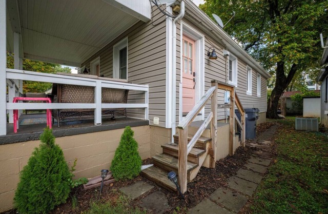 Cozy & Walkable Downtown Studio Apartment