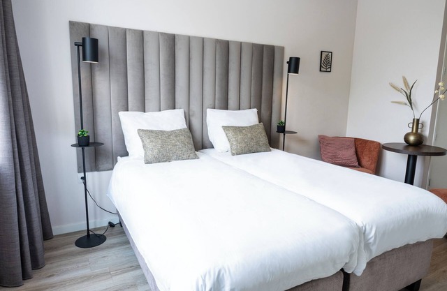 Cozy weekend retreat in Raamsdonksveer, just minutes from Efteling Park. Enjoy a fully equipped kitchen, fast WiFi, and a comfortable space perfect for a relaxing getaway.