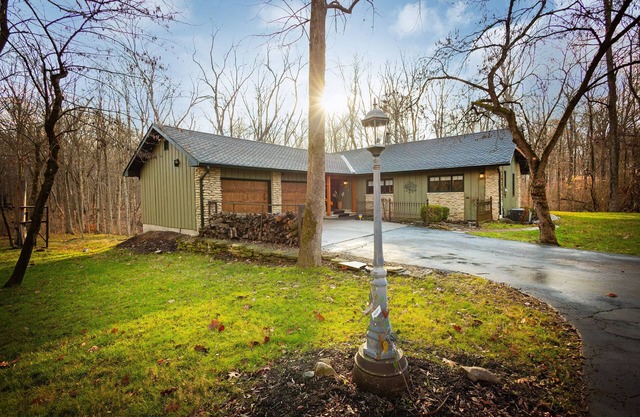 Cozy Wooded Lodge - 15 mins to Indy