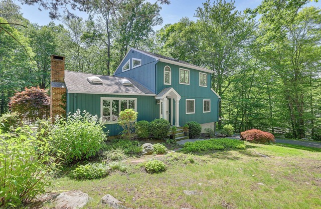 Cozy Woodland Home! Ski & Hike Coastal Connecticut