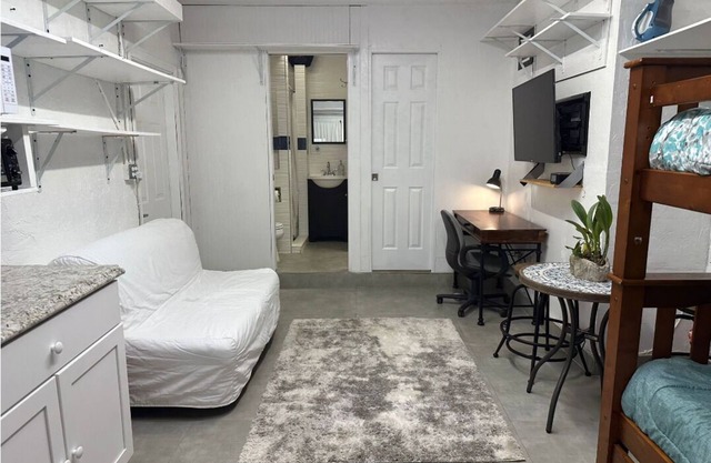 Cozy1/1 Studio Apt with private bathroom, car port and entrance close2 Miami Zoo