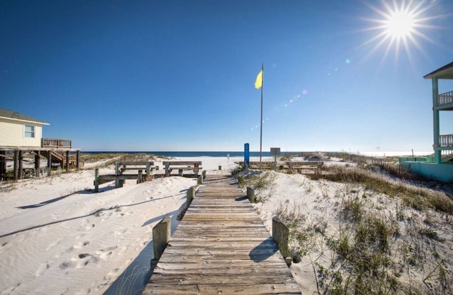 CozyCoastalRetreat - Steps2Beach - RoomyEscape