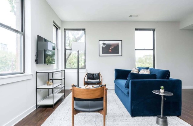 CozySuites Music Row Stunning 2BR -free parking 35