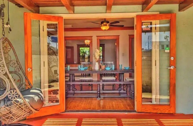 Craftsman 4 Bed/2 Ba. Home Sleeps 10, AC & Parking