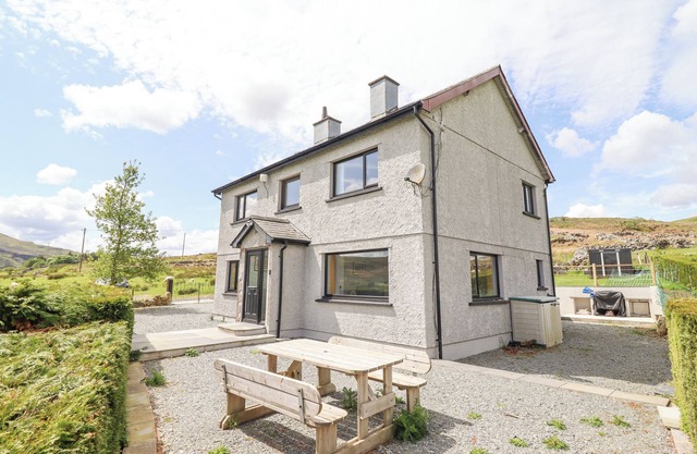 CRAIG YR RONWY, pet friendly, character holiday cottage in Bala
