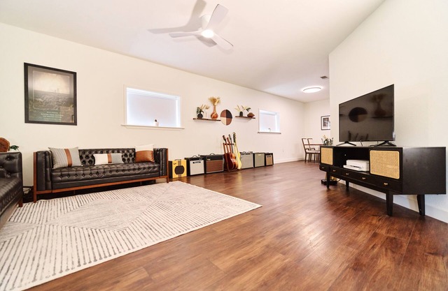 Creative Oasis Near Austin — Full Recording Studio + 2 Indoor Tour Bus Bays