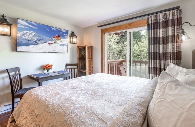 Creek. Cozy Romantic Getaway. Ski in. Pool Hot Tub