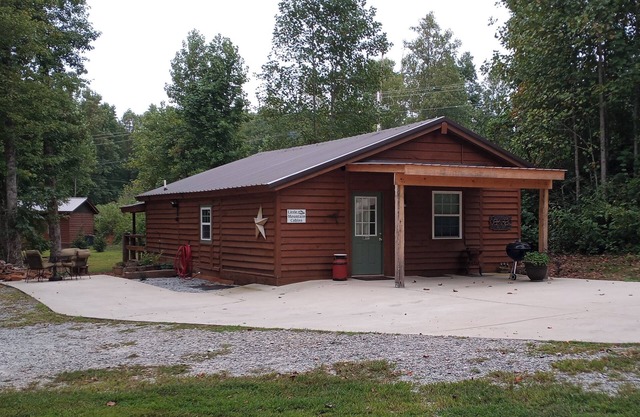 Creek side mtn cabin Near hiking, waterfalls, lakes& golf. Pets/dogs 25lb less