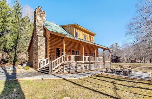 Creekfront in the Heart of Maggie Valley