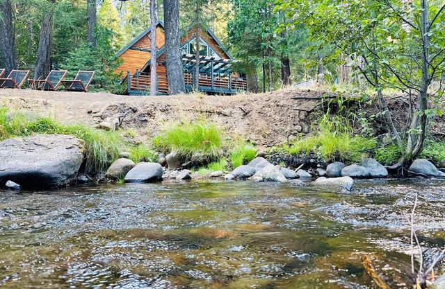 Creekside Cabin. 9mi to Lassen. EV Charging, Pet Friendly!