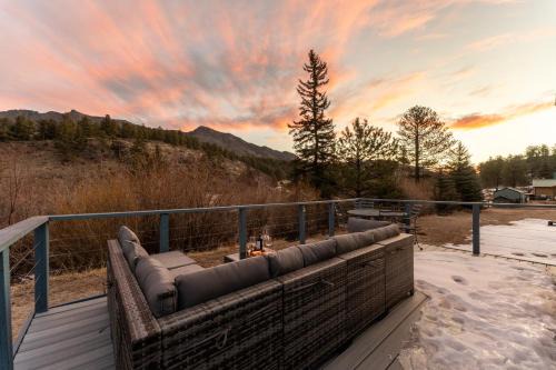 Creekside Cabin, Hwy 285, Mtn Views, Fishing