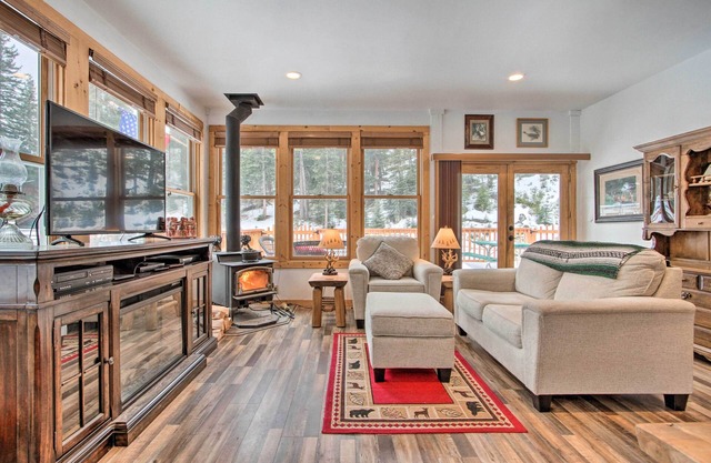 Creekside Clancy Cabin in Helena Natl Forest!