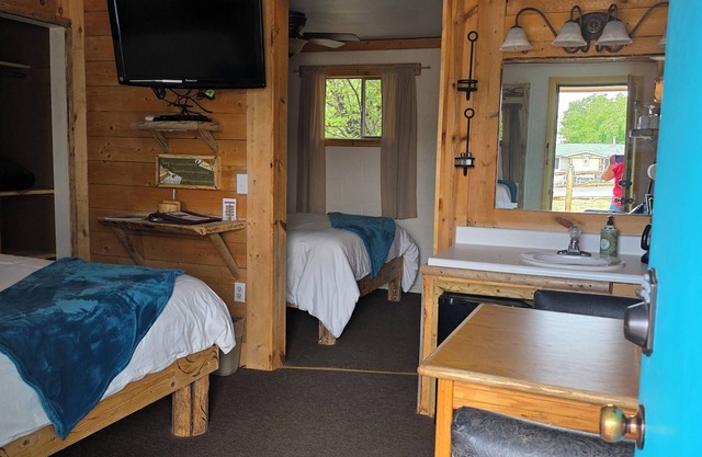 Creekside Comfort: King & Queen Beds, Kitchenette at the Cedaredge Lodge
