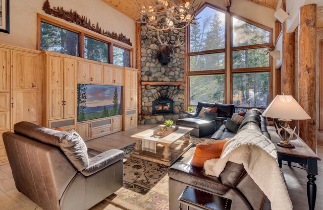 Creekside Comfort: Modern Mountain Retreat Near Alpine Meadows & Sunnyside Beach