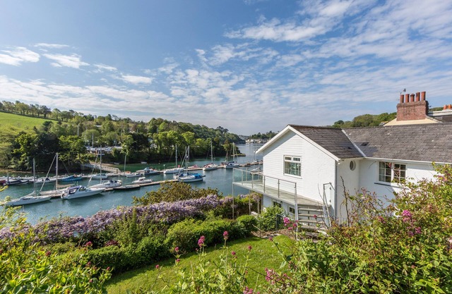 CREEKSIDE HOUSE, pet friendly, with a garden in Fowey
