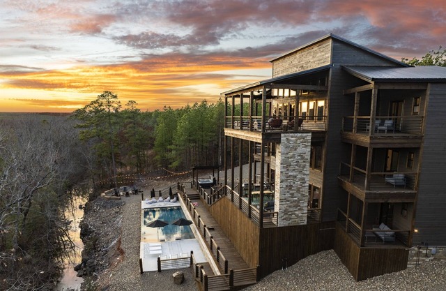 Creekside Luxury: 7BR, Pool, Views & Pickle Ball