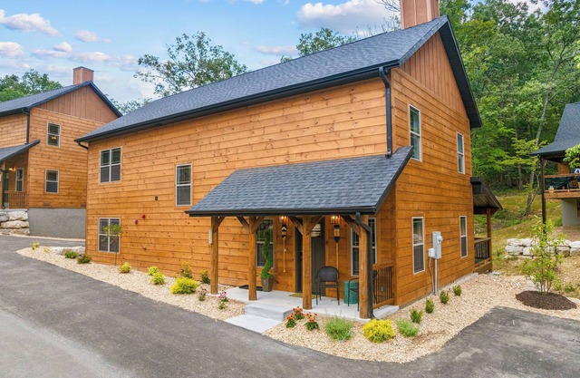 Creekside Retreat Cabin 4BR/4BA with Pond view