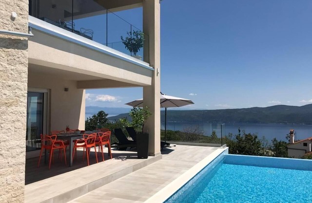 "Cres" holiday flat with stunning sea views