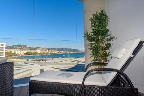 Crescent Luxury Retreat - Seafront Apartments