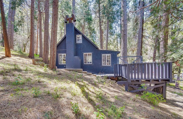 Crestline Vacation Rental, Close to Hiking Trails!