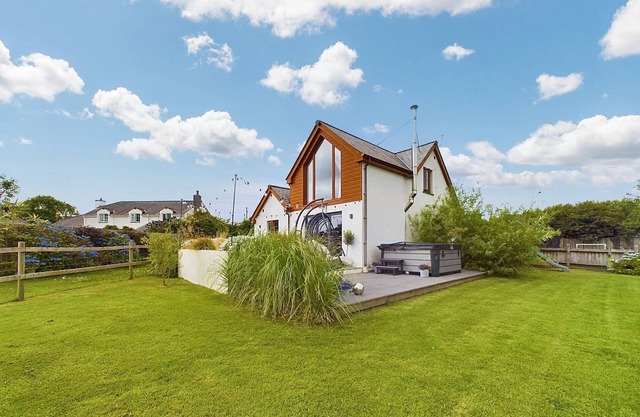 Crosslands Cottage, Near Bude, Cornwall with hot tub, pet friendly